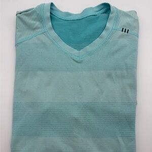 Men’s Lululemon workout gym athletic shirt light blue striped v neck size medium